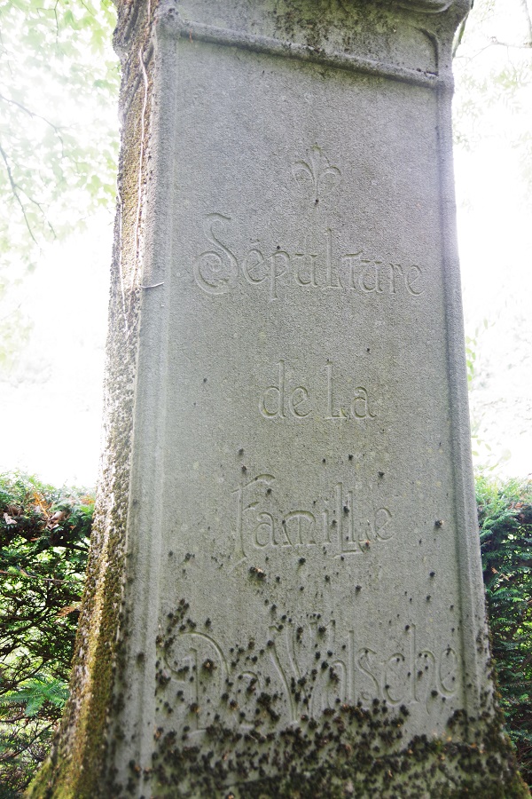 Monument funéraire pour la famille De Walsche - Détail de la partie supérieure avec typographie de style Art nouveau