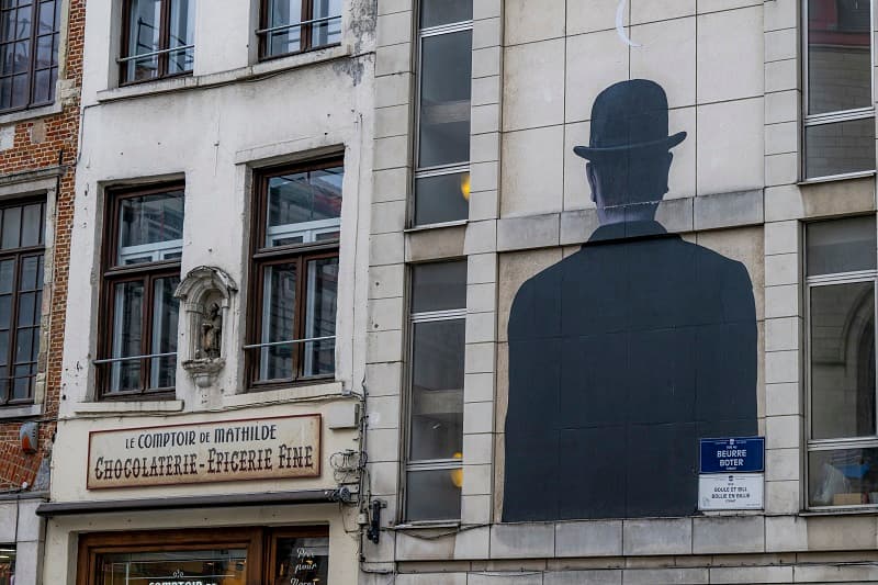Homme de dos - Sur les traces de Magritte