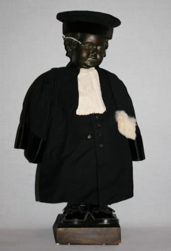Manneken-Pis en robe d'avocat