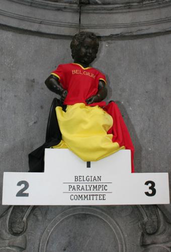 Manneken-Pis aux couleurs du Belgian Paralympic Committee
