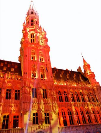 L'Hôtel de Ville illuminé en orange