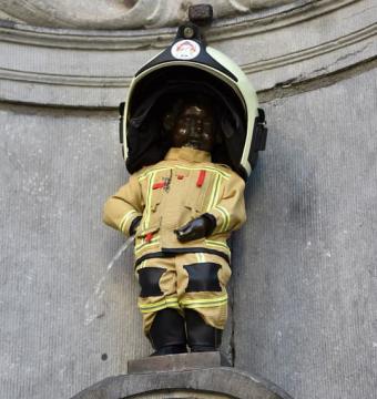 Manneken-Pis rend hommage aux victimes des attentats de Bruxelles